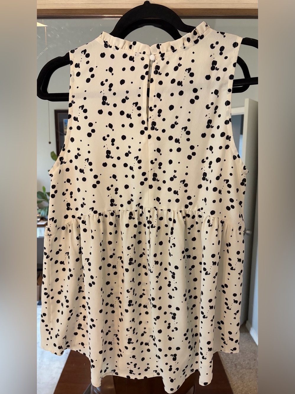 Mittoshop sleeveless blouse with ruffled neckline and black-on-white splatter M - Picture 3 of 3